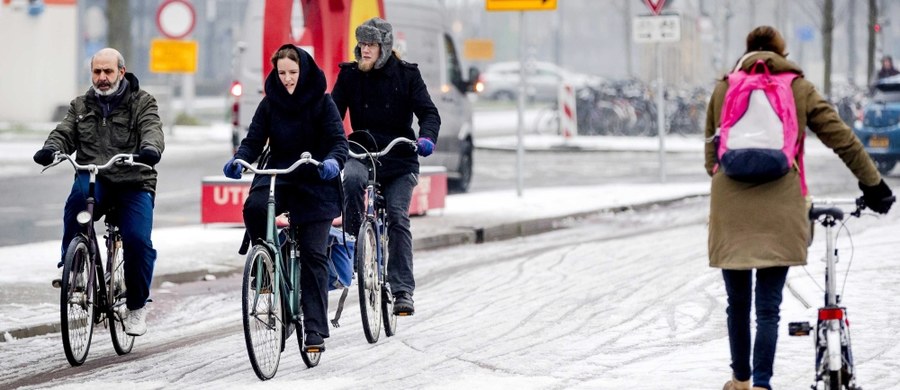 ​Arktyczne temperatury i śnieg zapanowały w Europie. We Włoszech zamarzło siedem osób, w tym dwóch Polaków i Rumun, a w zaśnieżonym Stambule odwołano ponad 650 lotów, zaś na Bosforze wstrzymano ruch promów.