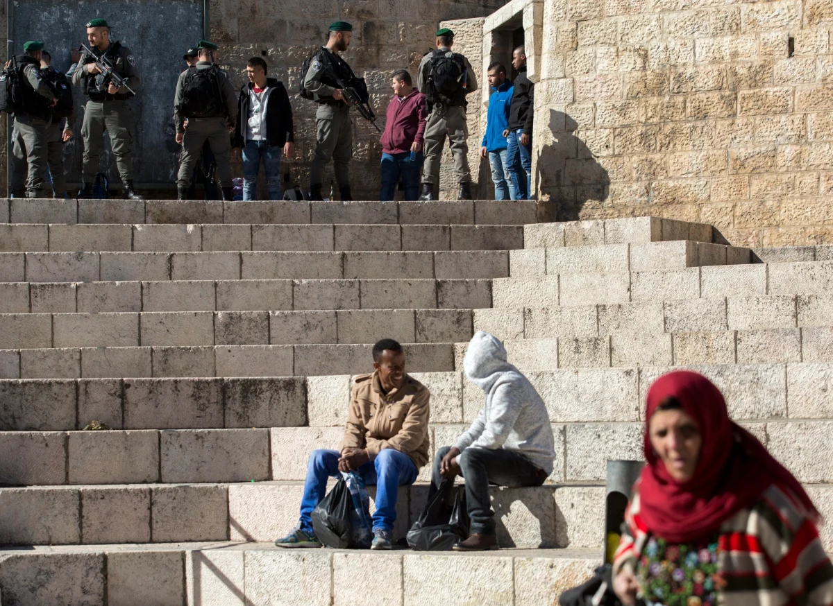 ​Palestyński prezydent Mahmud Abbas przestrzegł Donalda Trumpa przed przenoszeniem ambasady USA w Izraelu z Tel Awiwu do Jerozolimy. Taka decyzja "wmanewrowałaby proces pokojowy w ślepą uliczkę" - powiedział Abbas w piątek wieczorem w Betlejem.