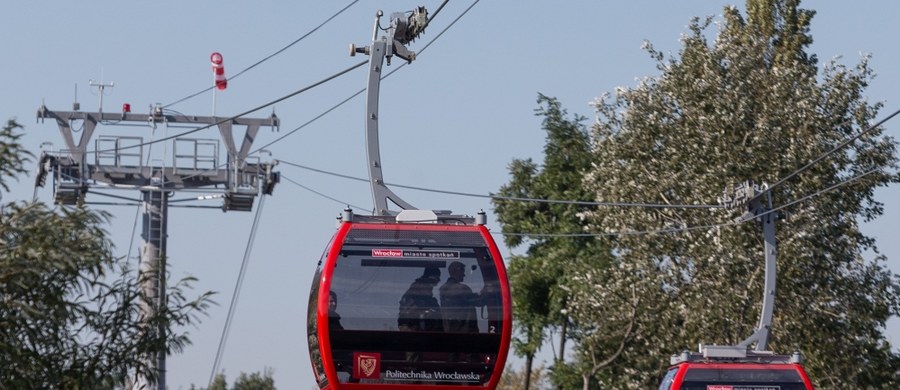 13 osób ewakuowali strażacy z dwóch wagoników kolei gondolowej Politechniki Wrocławskiej we Wrocławiu. Nikomu nic się nie stało. „Polinka” z powodu awarii jest nieczynna do odwołania.