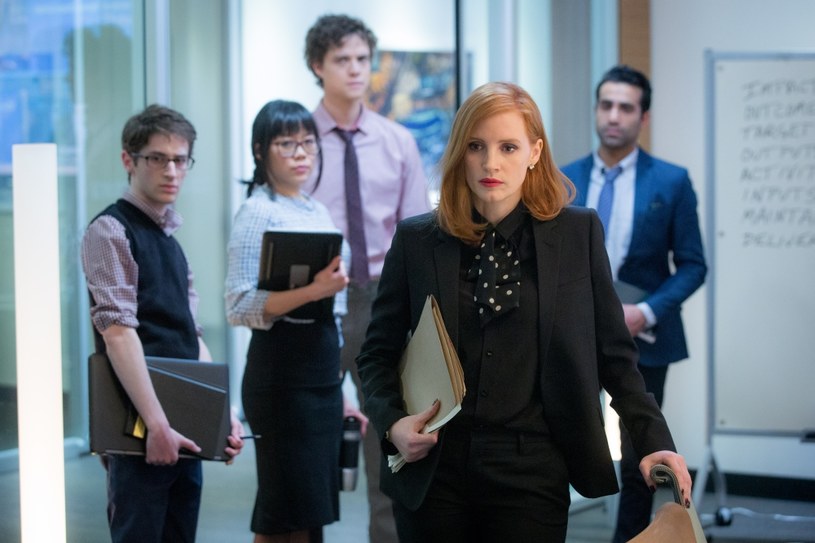 Nominowana do Złotego Globu Jessica Chastain rzuca wyzwanie producentom broni! Thriller Johna Maddena "Miss Sloane" już wkrótce w polskich kinach.  
