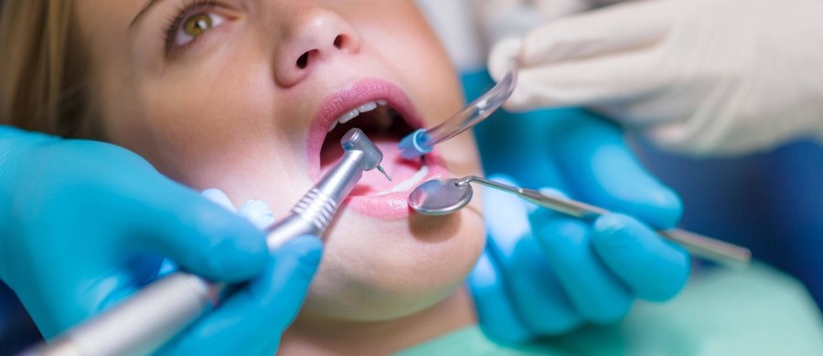 Środek testowany jako potencjalny lek przeciwko chorobie Alzheimera może nam uratować... zęby. Naukowcy z King's College London opisują na łamach czasopisma "Scientific Reports" pomyślne wyniki badań, wskazujących, że Tideglusib, inhibitor enzymu GSK-3 stymuluje aktywność komórek macierzystych miazgi zębowej i odbudowę zębiny, która może chronić miazgę przed zniszczeniem. Jeśli to się potwierdzi, może oznaczać kres kariery plomb, jakie dotychczas znamy.