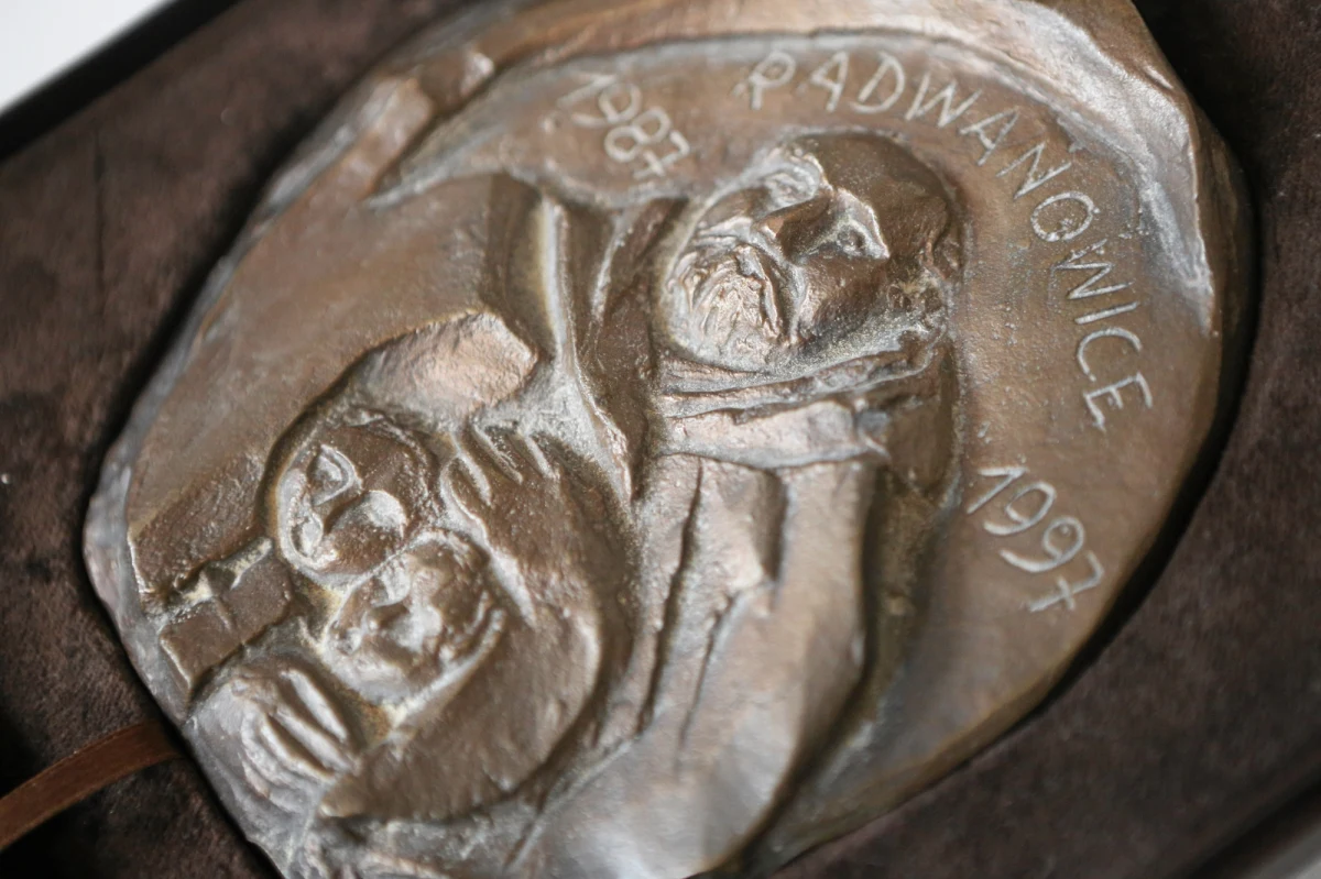 Dziś w południe na konferencji prasowej Fundacji Anny Dymnej "Mimo Wszystko" i Fundacji im. Brata Alberta, odbywającej się jak co roku w restauracji "Biała Róża" pod Wawelem w Krakowie, zostali ogłoszeni laureaci Medalu św. Brata Alberta. W tym roku, ze względu na jubileusz 100. rocznicy śmierci Adama Chmielowskiego - Brata Alberta, jest ich aż pięcioro. 