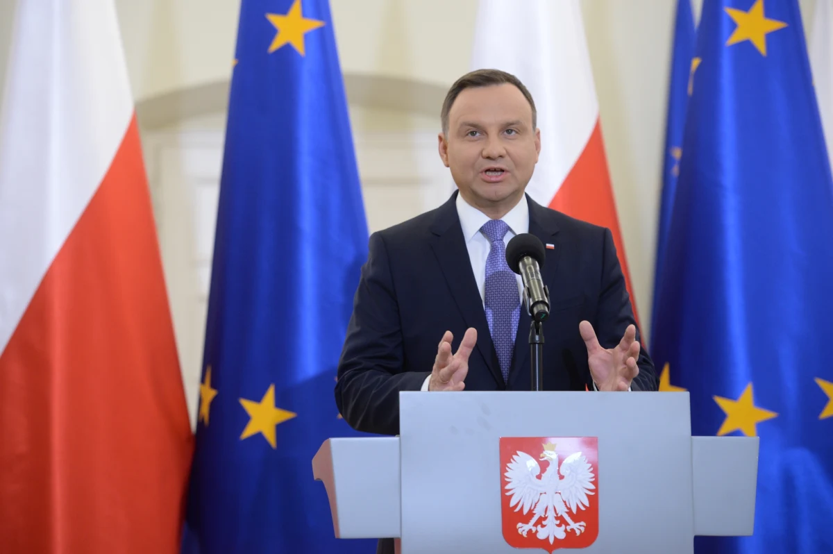 Prezydent poinformował, że ustawy wprowadzające reformę edukacji zostały podpisane. Dziś mija konstytucyjny czas na podjęcie decyzji w tej sprawie przez Andrzeja Dudę. Podpisanie ustaw oznacza likwidację gimnazjów, powrót do 8-letnich szkół podstawowych, 4-letnich liceów ogólnokształcących i 5-letnich techników. W miejsce zasadniczych szkół zawodowych powstaną dwustopniowe szkoły branżowe.