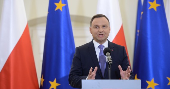 Prezydent poinformował, że ustawy wprowadzające reformę edukacji zostały podpisane. Dziś mija konstytucyjny czas na podjęcie decyzji w tej sprawie przez Andrzeja Dudę. Podpisanie ustaw oznacza likwidację gimnazjów, powrót do 8-letnich szkół podstawowych, 4-letnich liceów ogólnokształcących i 5-letnich techników. W miejsce zasadniczych szkół zawodowych powstaną dwustopniowe szkoły branżowe.