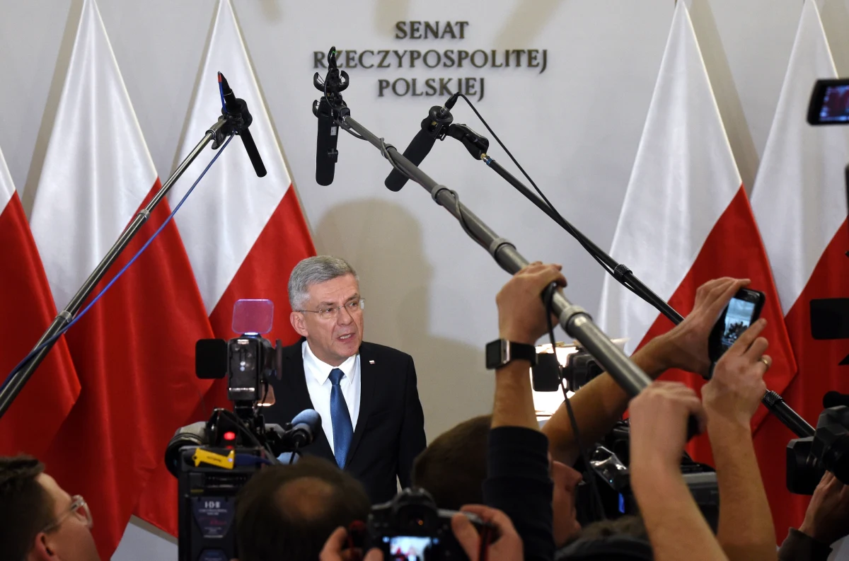 "Mam nadzieję, że podczas wtorkowego spotkania szefów partii parlamentarnych pojawi się szef PO Grzegorz Schetyna. Wystosuję do niego ponowne zaproszenie" - oświadczył marszałek Senatu Stanisław Karczewski. "Nie opuszczamy sali plenarnej, ale zadeklarowaliśmy, że nie będziemy blokować mównicy sejmowej" - powiedział po pierwszym spotkaniu w gabinecie marszałka lider Nowoczesnej Ryszard Petru. "Musi dojść do resetu. Niepotrzebna nam jest ani totalna władza, ani totalna opozycja" - podsumował to spotkanie szef PSL Władysław Kosiniak-Kamysz. Kolejne spotkanie ws. kryzysu parlamentarnego zaplanowane jest na wtorek na godzinę 14.