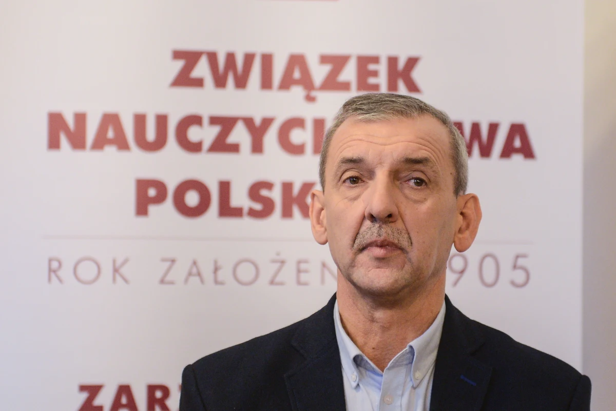 ​ZNP i "Rodzice przeciwko reformie edukacji" są rozczarowani podpisaniem przez prezydenta ustaw reformujących oświatę. Oświatowa "Solidarność" nie widzi w reformie zagrożeń - jak przekonuje jest ona przemyślana i policzona. Samorządy niepokoi tempo wprowadzania zmian. "Rodzice przeciwko reformie edukacji" zapowiadają, że podpis prezydenta nie kończy ich protestów. "Będziemy wspierać nauczycieli w organizacji strajku" - przyznają.