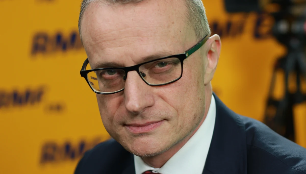 „Prezydent rozmawiał ze wszystkimi środowiskami, które były zainteresowane reformą edukacji” – mówił w Popołudniowej rozmowie w RMF FM szef Biura Prasowego Kancelarii Prezydenta Marek Magierowski. Opowiadał, że dla prezydenta ostatnie tygodnie były „wytężone”. Dodał jednak, że głowa państwa raczej nie korzystał z ekspertyz prawnych przy omawianiu ustaw. „Nie było konieczności” – mówił rozmówca Marcina Zaborskiego. „Prezydent otrzymał zapewnienie od minister Anny Zalewskiej i premier Beaty Szydło, że ta reforma jest dobrze zaplanowana, że przygotowane jest do niej Ministerstwo Edukacji Narodowej, kuratoria i samorządy” – powiedział Magierowski. Dodał także, że „powrót do starego systemu wciąż cieszy się dużym poparciem społecznym”. „Pan prezydent uważa, że ta reforma jest dobra” – skomentował gość Popołudniowej rozmowy w RMF FM.