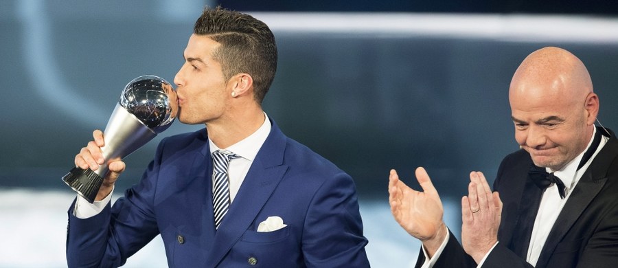 Portugalczyk Cristiano Ronaldo po raz czwarty został wybrany najlepszym piłkarzem świata w plebiscycie FIFA. Kilka tygodni wcześniej przyznano mu Złotą Piłkę "France Football". Nagrodę dla najlepszego trenera 2016 otrzymał Włoch Claudio Ranieri, który zdobył mistrzostwo Anglii z Leicester City.