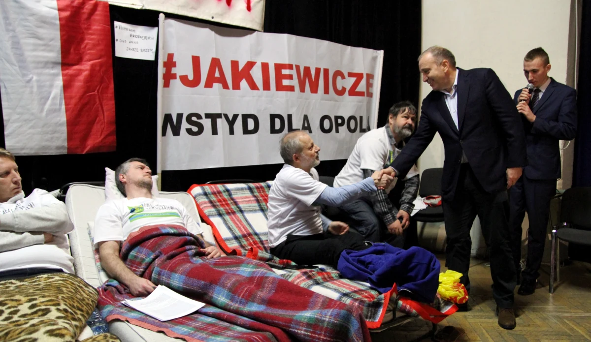 ​"O sytuacji w Dobrzeniu Wielkim, gdzie od 26 grudnia trwa głodówka, będę rozmawiał z premier Beatą Szydło" - powiedział szef PO Grzegorz Schetyna. Dobrzeński protest to reakcja na decyzję rządu o poszerzeniu granic Opola.