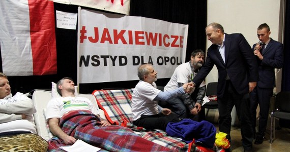 ​"O sytuacji w Dobrzeniu Wielkim, gdzie od 26 grudnia trwa głodówka, będę rozmawiał z premier Beatą Szydło" - powiedział szef PO Grzegorz Schetyna. Dobrzeński protest to reakcja na decyzję rządu o poszerzeniu granic Opola.