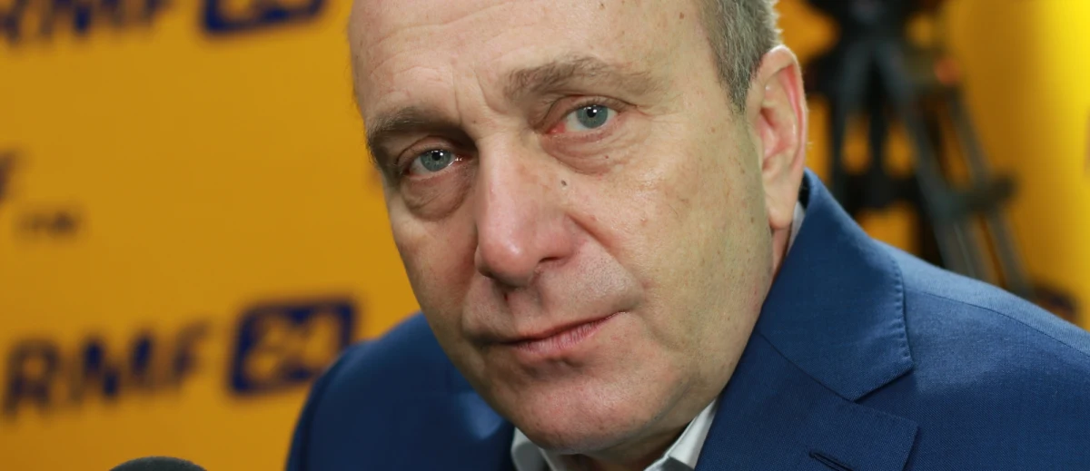 Chcę rozmawiać z marszałkiem Kuchcińskim, bo on jest gospodarzem Sejmu i on zorganizował ten problem i może go rozwiązać – mówi w Porannej rozmowie w RMF FM Grzegorz Schetyna. "Apeluję do polityków PiS-u - nie chowajcie marszałka Kuchcińskiego, on sobie z tym poradzi. Jeżeli będzie inicjatywa z jego strony, będę na tym spotkaniu i będziemy rozstrzygać ten problem" - deklaruje szef PO w rozmowie z Robertem Mazurkiem. "Nie chcę konfrontacji z PiS-em" - zapewnia Schetyna. "Nie chcę być niegrzeczny i nie chcę narzucać swojej woli, ale uważam, że powinniśmy szukać podmiotowości relacji. Jeżeli prawo zostało złamane – rozumiem, że może tak się zdarzyć – trzeba z tego wyciągać wnioski. Jeżeli marszałek Sejmu, druga osoba w państwie, nie ma takiej inicjatywny, nie chce rozwiązywać problemów, to one będą się piętrzyć" - uważa gość Roberta Mazurka. Szef PO podkreśla też, że według niego współpraca na poziomie parlamentarnym między Platformą a Nowoczesną z dnia na dzień jest lepsza. Zapowiada też, że PO będzie wspierać ZNP w zbieraniu głosów ws. referendum dotyczącego edukacji.