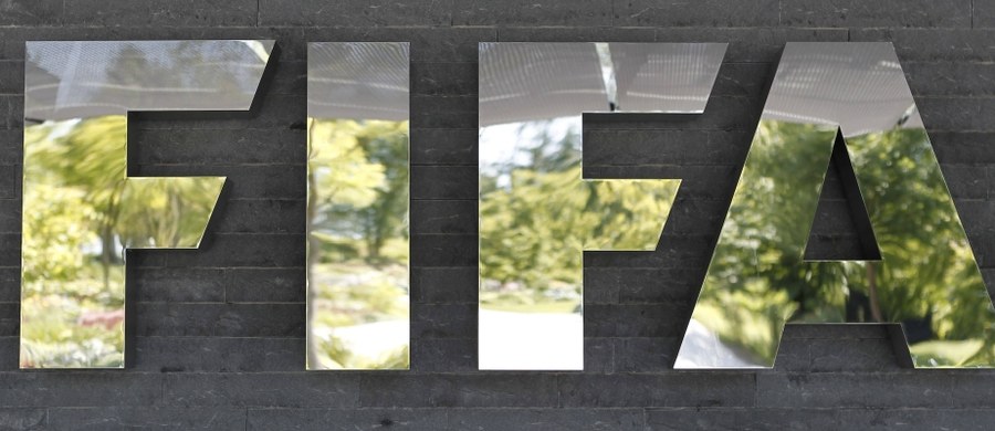FIFA podjęła decyzję w sprawie zwiększenia liczby uczestników piłkarskiego mundialu. Szef światowej federacji Gianni Infantino wyszedł z pomysłem, by w 2026 roku w turnieju wzięło udział 48 drużyn. Większość głosujących poparła jego wolę.