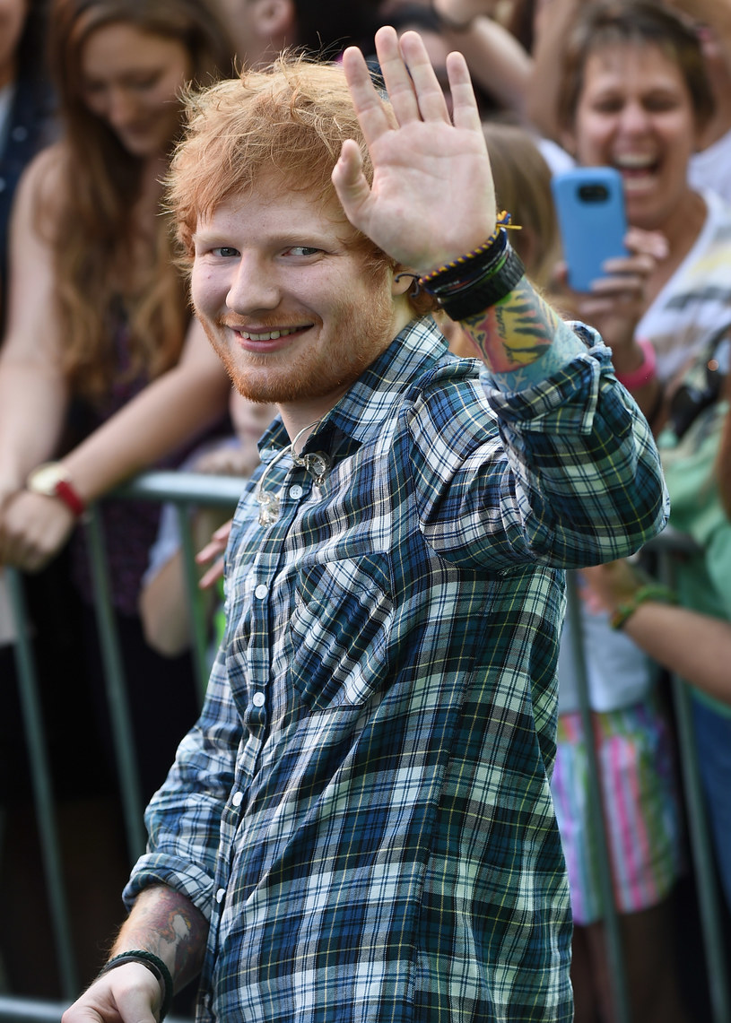 ​6 stycznia Ed Sheeran opublikował dwie nowe piosenki  - "Shape Of You" i "Castle On The Hill". Obydwie pobiły w Polsce rekord utworów najczęściej odtwarzanych w ciągu jednego dnia w serwisie Spotify.