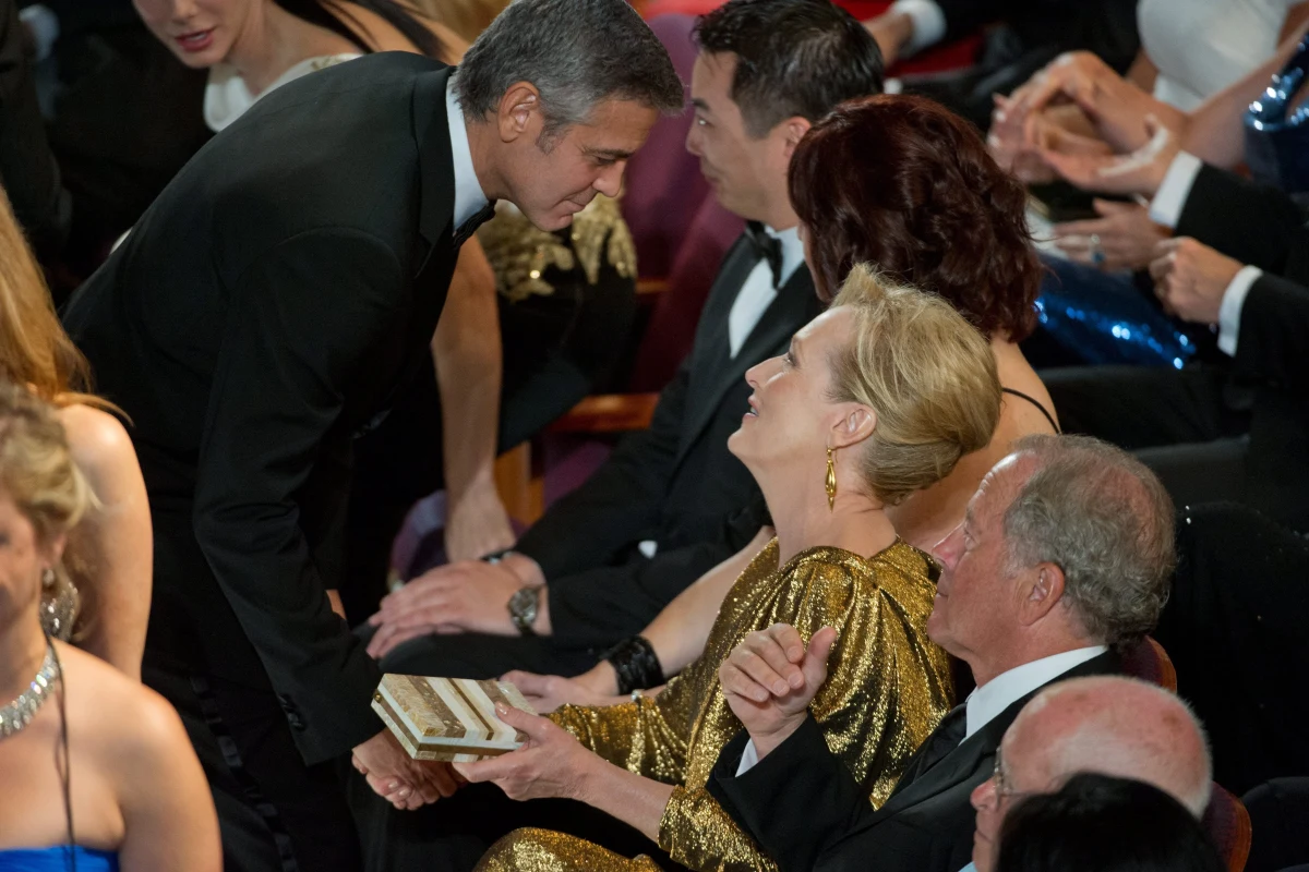 George Clooney ironicznie skomentował złośliwą wypowiedź Donalda Trumpa dotyczącą Meryl Streep. "Zawsze to powtarzałem. Możliwe, że ona jest nawet najbardziej przereklamowaną aktorką wszech czasów!" - powiedział aktor pytany o słowa prezydenta-elekta, że laureatka trzech Oscarów jest "przeceniana".  