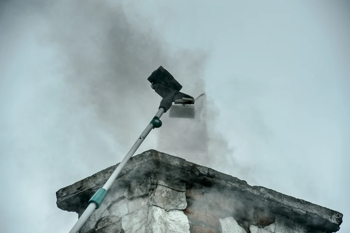 Odwołane lekcje w szkołach, darmowa komunikacja – tak wygląda sytuacja w spowitym smogiem Rybniku. W nocy z poniedziałku na wtorek dopuszczalne stężenie pyłu zawieszonego w powietrzu przekroczone zostało nawet 28-krotnie. Ciężkie powietrze wisi także m.in. nad Katowicami, Zabrzem, Gliwicami, Częstochową i Tychami.