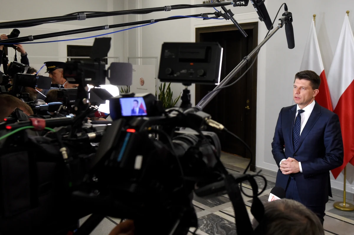 Szef PO Grzegorz Schetyna spotkał się w Sejmie z liderami Nowoczesnej Ryszardem Petru i PSL Władysławem Kosiniakiem-Kamyszem. Rozmowa dotyczyła m.in. scenariuszy na środę, kiedy to ma rozpocząć się kolejne posiedzenie Sejmu.