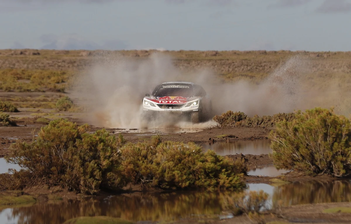 Dziewięciokrotny rajdowy mistrz świata Sebastien Loeb najszybciej pokonał trasę skróconego z 490 do 417 km ósmego odcinka specjalnego Rajdu Dakar z Uyuni w Boliwii do Salty w Argentynie. Francuz objął prowadzenie w gronie kierowców samochodów. Ósme miejsce utrzymał Jakub Przygoński.