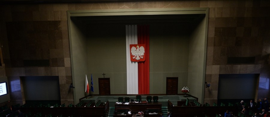 Dziś w południe Sejm rozpocznie trzydniowe posiedzenie. Według Prawa i Sprawiedliwości i Kancelarii Sejmu "priorytetem" jest, aby obrady odbyły się na sali plenarnej. Polskie Stronnictwo Ludowe i Kukiz'15 deklarują, że nie będą zakłócać pracy. Z kolei Platforma Obywatelska i Nowoczesna zapowiadają kontynuowanie protestu na sali plenarnej.