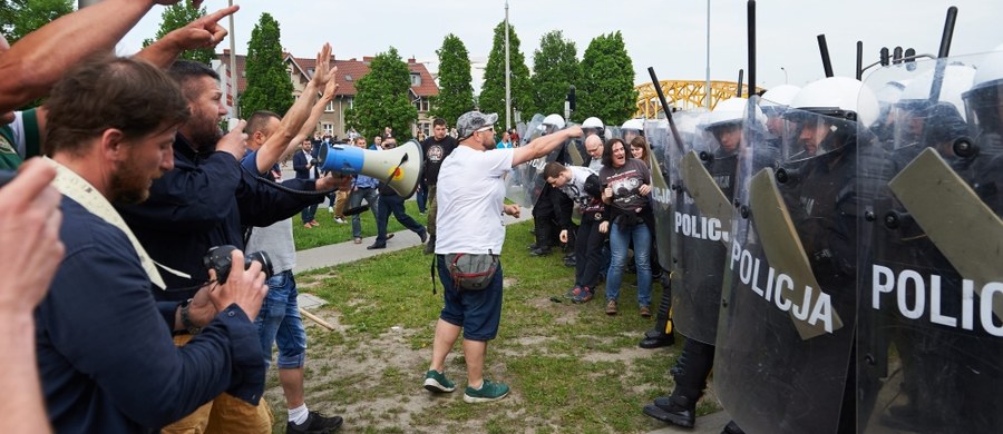 Prokuratura umorzyła sprawę policjantów, którzy w maju w Gdańsku zabezpieczali Marsz Równości. Ustalono, że policjanci nie przekroczyli swoich uprawnień. Doszło wtedy do przepychanek między policjantami a kontrmanifestującymi wobec demonstracji. Zatrzymana została między innymi córka radnej PiS-u z Gdańska.