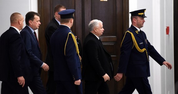 "Żadna demokracja nie może się opierać na zasadzie, że jakaś grupa, grupa mniejszościowa, może - i to przy pomocy działań nielegalnych - blokować funkcjonowanie Sejmu, funkcjonowanie parlamentu" - powiedział prezes PiS Jarosław Kaczyński. Jak zaznaczył, w przypadku dalszej blokady mównicy będą podjęte "odpowiednie działania", bo jak ocenił, "to bardzo poważne przestępstwo przeciwko państwu".