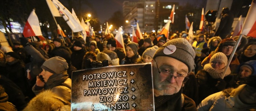 "Tu jest Polska" I "Obrońmy demokrację" - to jedne z wielu haseł skandowanych przez protestujących, którzy zgromadzili się w środę przed Sejmem. Manifestacja była odpowiedzią na kryzys w parlamencie. 