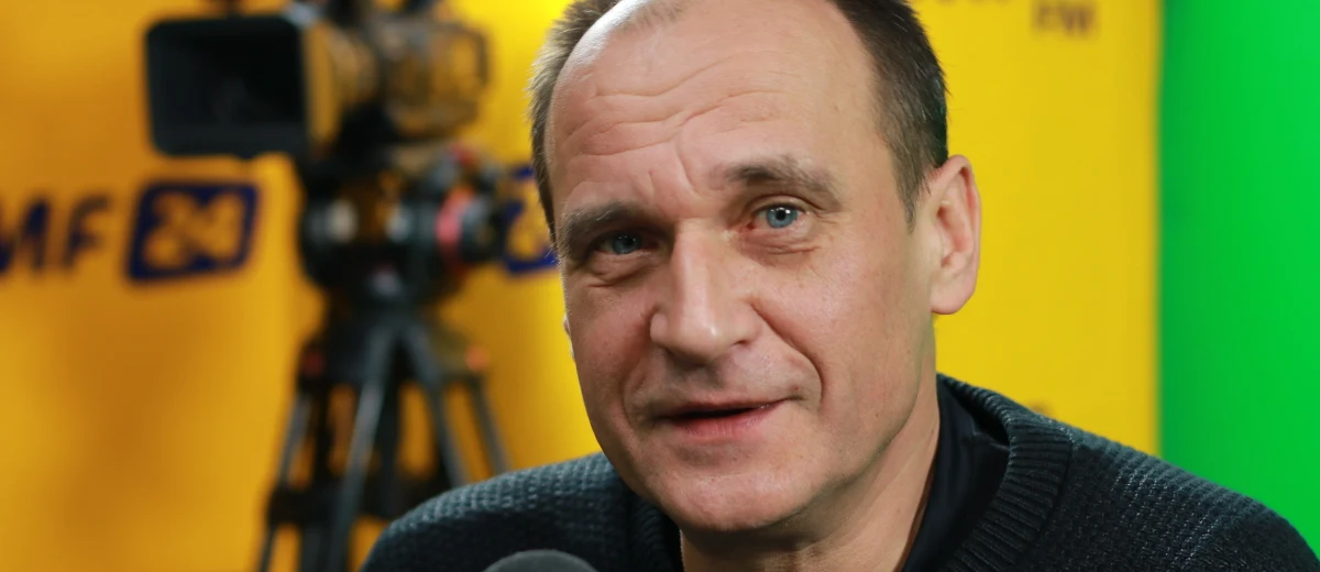 Mam nadzieję, że klub Kukiz’15 zachowanie się podobnie, jak 16 grudnia, kiedy raptem dwóch posłów poszło na Salę Kolumnową - mówi w Porannej rozmowie w RMF FM Paweł Kukiz. Gość Roberta Mazurka podkreśla, że zachowanie będzie uzależnione od tego, co się wydarzy. "Nie wyobrażam sobie uciekania z sali plenarnej" - dodaje Kukiz. Zapowiada, że musi mieć gwarancję, że posłowie blokujący mównicę zostaną ukarani finansowo, bo "poseł jest równy obywatelowi". Kukiz uważa, że reżyserów tego, co dzieje się teraz w Sejmie jest kilku - "przez fatalny, durny ustrój polityczny". Zdaniem Kukiza konflikt w Sejmie toczy się na linii stara nomenklatura - nowa nomenklatura. "Jest mi wstyd przed ludźmi za to, co dzieje się w Sejmie, za to ich przepraszam" - przyznaje. Według niego bez zmian legislacyjnych, w tym zmian konstytucji, sytuacja się nie poprawi. Lider Kukiz’15 podkreśla, że to fatalna ordynacja wyborcza "nakazuje głosować na partię polityczną i skazuje nas na inwentarz partii politycznej i w związku z tym do Sejmu często dostaje się hołota". Gość Roberta Mazurka na jego stwierdzenie, że "jest w formie", odpowiada: "tuż przed psychiatrykiem, a nie w formie".