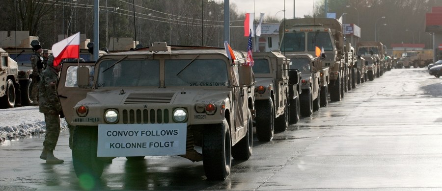 Konwój amerykańskich żołnierzy udających się do Żagania wjechał z Niemiec do Polski przez Olszynę w Lubuskiem. Na granicy Amerykanów symbolicznie powitali żołnierze z "Czarnej Dywizji" w Żaganiu, gdzie ma stacjonować duża grupa pancerniaków z USA i ich sprzęt.