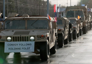 Żołnierze, ciężarówki i Humvee. Amerykański konwój wjechał do Polski