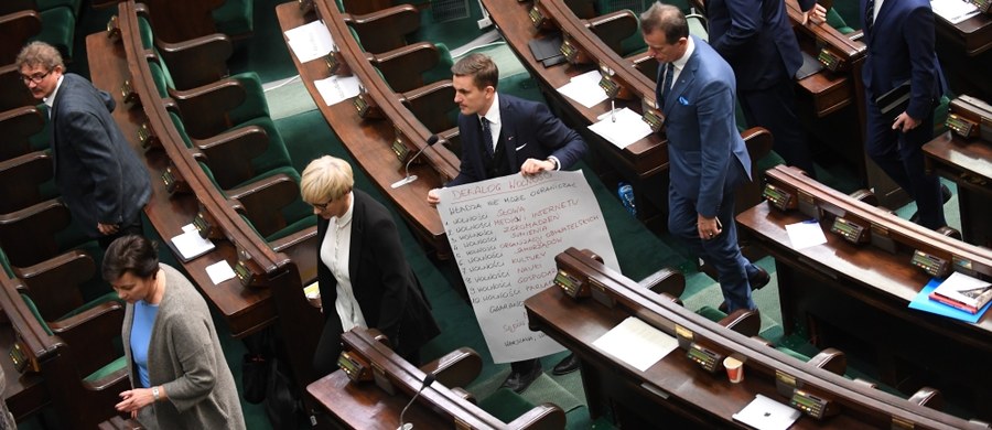 Protest posłów na sali Sejmu zawieszony, posiedzenie odroczone do 25 stycznia - finał trwającego od połowy grudnia parlamentarnego kryzysu wygląda na fiasko działań opozycji. Nowoczesna, PO i PSL nie tylko nic nie wskórały, ale też własnoręcznie zdewastowały i tak wątły mit, jakim było powstanie Zjednoczonej Opozycji.