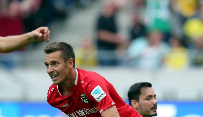 Piękny gol Artura Sobiecha w sparingu. Hannover 96 - Augsburg 1-1