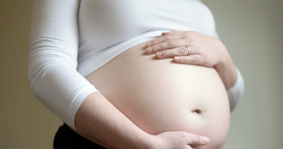 Ciśnienie krwi kobiety przed zajściem w ciążę, może wpływać na płeć dziecka - informują naukowcy z Mount Sinai Hospital w Toronto. Wyniki przeprowadzonych przez nich w Chinach badań poblikuje czasopismo "American Journal of Hypertension". Okazuje się, że przeciętne ciśnienie skurczowe u przyszłych matek chłopców jest nieco wyższe od ciśnienia u kobiet, które rodziły potem dziewczynki. Różnica nie jest duża, ale statystycznie istotna. To może wskazywać na istnienie mechanizmu, który w zależności od ciśnienia krwi wpływa na ryzyko utraty dziecka danej płci.