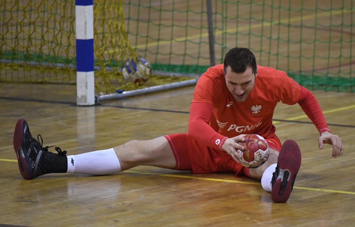 Mariusz Jurkiewicz, który miał być kapitanem reprezentacji Polski piłkarzy ręcznych w mistrzostwach świata we Francji, w Poznaniu przeszedł operację barku - poinformował związek. Zawodnika Vive Tauron Kielce czeka czteromiesięczna przerwa w grze.
