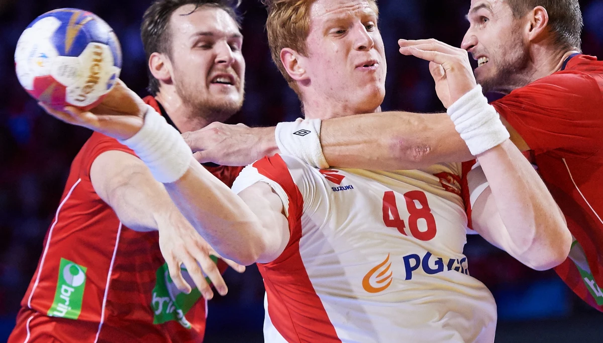 Polska przegrała w Nantes z Norwegią 20:22 (10:12) w swoim pierwszym meczu grupy A mistrzostw świata piłkarzy ręcznych. Kolejnym rywalem biało-czerwonych będą w sobotę Brazylijczycy, którzy na inaugurację ulegli gospodarzom i obrońcom tytułu Francuzom 16:31.