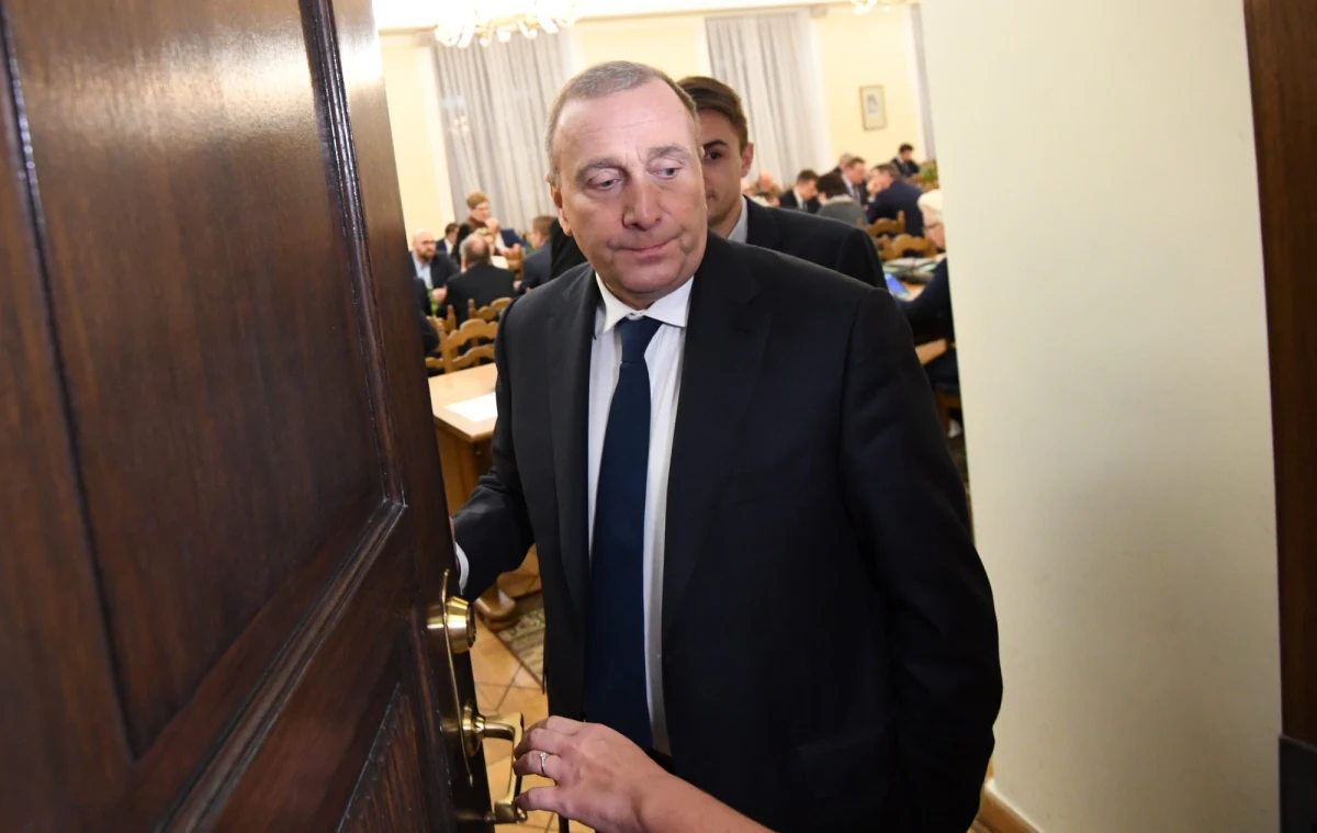 Większość parlamentarzystów klubu Platformy Obywatelskiej z aprobatą przyjęła decyzję o zawieszeniu protestu, który od 16 grudnia trwał w sali plenarnej Sejmu. Jest jednak grupa głównie młodych posłów, która ma do szefa partii Grzegorza Schetyny żal o to, jak rozegrał sprawę - wynika z informacji Polskiej Agencji Prasowej. Jak ocenia jeden z polityków: Schetyna „napompował oczekiwania”, a później im nie sprostał.