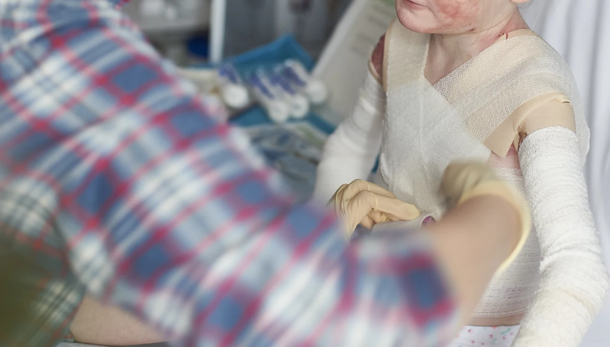 "Jesteśmy bardzo zadowoleni, że już w tak krótkim czasie widać wymierny efekt rozmów prowadzonych w ostatnich dniach w Ministerstwie Zdrowia. Mówimy na razie o działaniach zmierzających do szybkiej - krótkoterminowej -  pomocy chorym na EB. Rozwiązanie to "gasi pożar", dla nas jednak najważniejsze jest aby, mówiąc kolokwialnie, nie dopuścić do pożaru ponownie" - mówi w rozmowie z RMF FM Katarzyna Wertheim-Tysarowska, szefowa Fundacji "EB Polska". Zgodnie z wczorajszymi ustaleniami po rozmowach firmy produkującej opatrunki z ministerstwem zdrowia, dwa tysiące bezpłatnych bandaży trafi do chorych na EB, czyli pęcherzowe oddzielanie się naskórka. Od stycznia - wraz z nową listą leków refundowanych - część niezbędnych dla chorych opatrunków podrożała nawet o ponad 700 złotych. Oznacza to wydatek rzędu ponad tysiąca złotych. Bezpłatne opatrunki czekają w magazynach, jeszcze w tym tygodniu mogą trafić do pacjentów. U chorych na EB nie można stosować zwykłych opatrunków, bo przy zmianie spowodują one odrywanie bardzo delikatnego naskórka i powstawanie kolejnych ran. Konieczne jest więc stosowanie specjalistycznych opatrunków, co nie tylko zmniejsza ryzyko powikłań, ale także ogranicza ból.