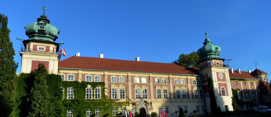 Niedostępne dotychczas drugie piętro Muzeum – Zamku w Łańcucie (Podkarpackie) będzie można zwiedzać od lutego. Goście zobaczą m.in. Salon Pompejański, Salon Kawalerski z oryginalną morą jedwabną na ścianach, Salonik Rokokowy i kolekcję naczyń miedzianych.