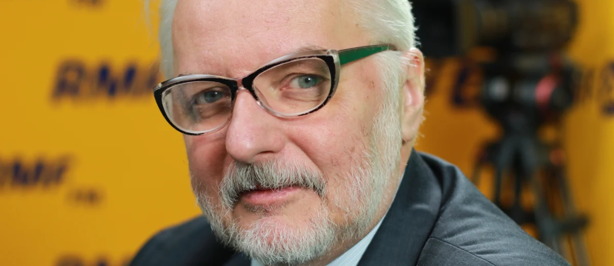 Będąc w Nowym Jorku miałem okazję rozmawiać z politykami amerykańskimi, rozmawiałem grubo ponad godzinę z Henrym Kissingerem, który będzie doradcą prezydenta Trumpa i absolutnie nowej Jałty ma nie być - zapewnia w Porannej rozmowie w RMF FM szef MSZ Witold Waszczykowski. "Po 8 listopada Donald Trump zachowuje się racjonalnie, przestrzega przed Rosją. Myślą racjonalnie, tak jak i my, ich spojrzenie na świat i na rywalizację z Rosją są bardzo podobne do naszego" - podkreśla gość Roberta Mazurka. "Nie można krytykować nikogo za to, że chce polepszyć relacje z Rosją. My jesteśmy sąsiadami Rosji i też byśmy chcieli. Amerykanom przekazujemy przesłanie: nam się to podoba, tylko nie naszym kosztem" - mówi minister. Gość Roberta Mazurka jest też oburzony wypowiedzią Donalda Tuska, że przyjęcie budżetu w sposób nielegalny może przeszkadzać w pozyskiwaniu środków unijnych. "Po raz pierwszy urzędnik europejski wypowiada się przeciwko własnemu krajowi. To wydarzenie niebywałe" - uważa Waszczykowski. Według niego Polsce nie grozi odcięcie od unijnych funduszy.