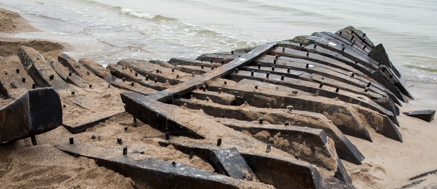 Z drugiej połowy XIX wieku pochodzi wrak okrętu znaleziony na plaży w Międzywodziu w Zachodniopomorskiem. Do muzeum w Kamieniu Pomorskim dotarły właśnie wyniki badań radiowęglowych drewna, z którego zbudowany został okręt.