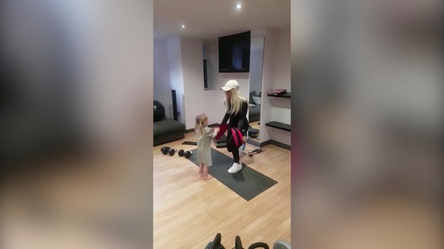 35-letnia Simone Gately z Halifax ma pięcioro dzieci w wieku poniżej 10 lat, a mimo to wygląda niesamowicie seksownie! Wciąż udaje jej się pracować, jeść zdrowo i regularnie prowadzić aktywność w social media. Swój dzień zaczyna o 5 rano, a do codziennych ćwiczeń wykorzystuje własne pociechy. Filmy z jej udziałem biją rekordy popularności. Ta supermama pomaga także innym.