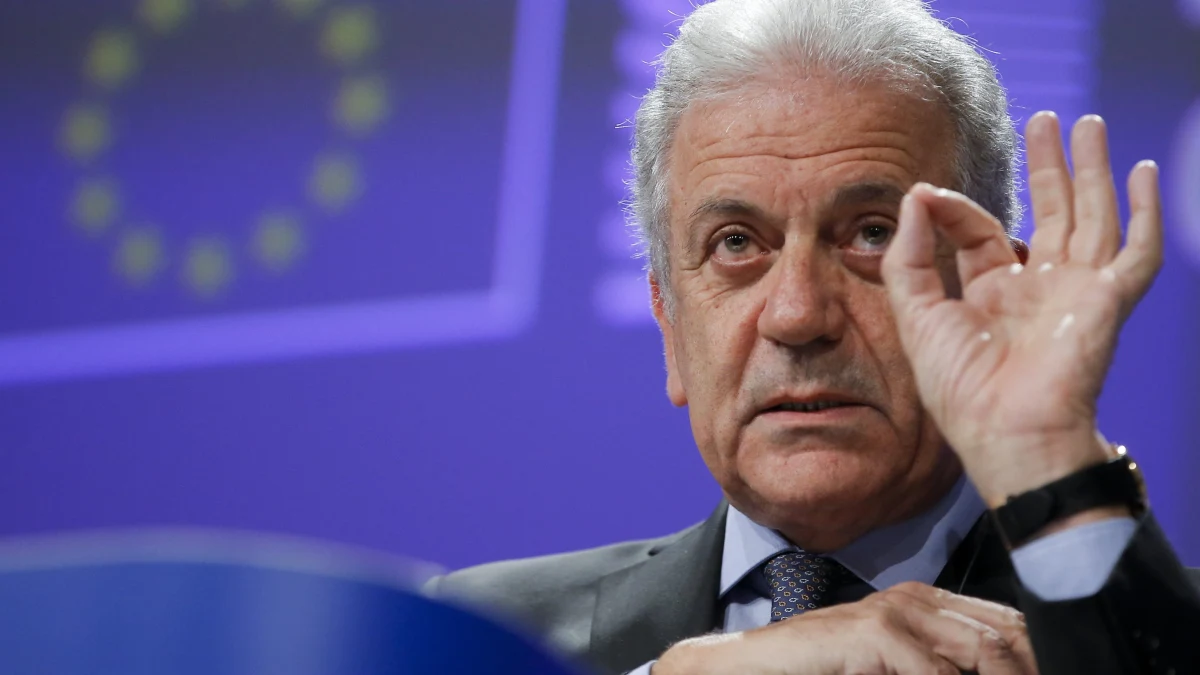 Fałszywy jest powód odwołania przez unijnego komisarza ds. migracji wizyty w Warszawie, jaki podała dzisiaj rzeczniczka Komisji Europejskiej Natasha Bertaud - ustaliła to na podstawie wewnętrznych dokumentów Parlamentu Europejskiego korespondentka RMF FM Katarzyna Szymańska-Borginon. Rzeczniczka KE próbowała zdementować informacje naszej dziennikarki, która ujawniła w czwartek, że Dimitris Awramopulos odwołał zaplanowaną na 18 i 19 stycznia wizytę w Warszawie z powodu sporu z polskimi władzami wokół Frontexu. Korespondentka RMF FM informowała również, że UE jest gotowa odebrać Polsce siedzibę tej agencji i że groźba jest realna.