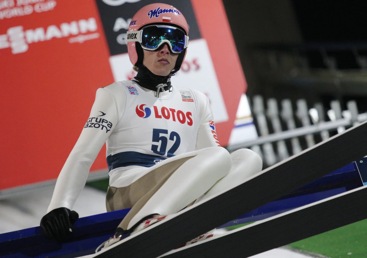 Niemiec Richard Freitag wygrał kwalifikacje do sobotniego konkursu Pucharu Świata w skokach narciarskich w Wiśle. Najlepszy z Polaków Dawid Kubacki zajął czwarte miejsce. W zawodach wystartuje siedmiu reprezentantów gospodarzy.