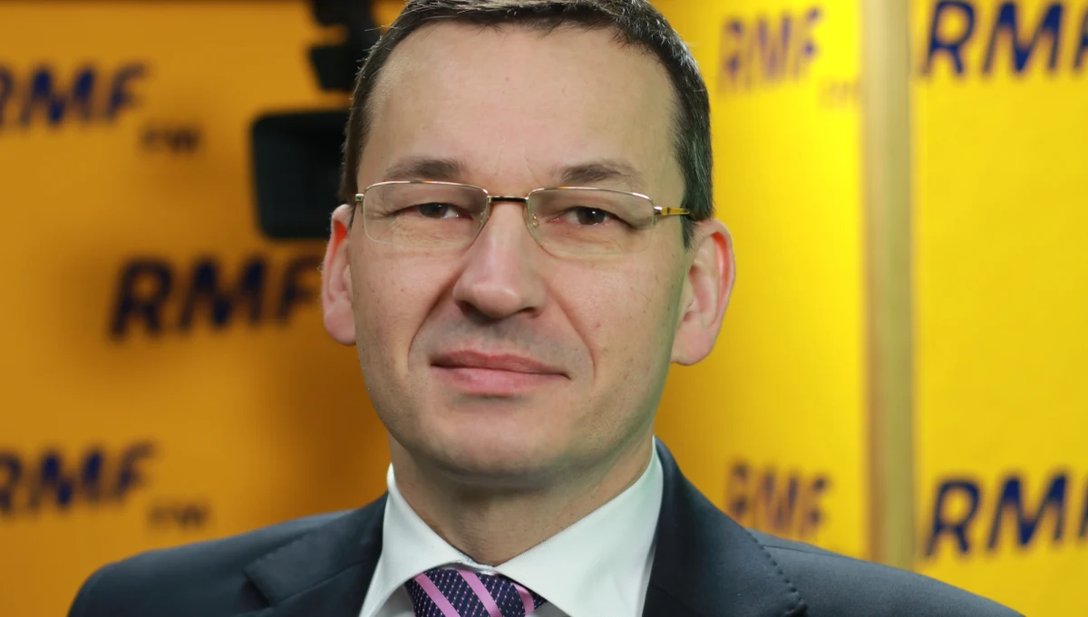 "Mieliśmy nadzieję, że ratingi zostaną utrzymane" - mówił wicepremier Mateusz Morawiecki w rozmowie z Krzysztofem Ziemcem w RMF FM o opiniach dwóch agencji - Moody’s i Fitch. "To oznacza bardzo wysoki poziom wiarygodności polskiej gospodarki i podtrzymanie tej wiarygodności, mimo ostatnich wydarzeń sejmowych. Ten piątek 13. był dla nas bardzo pozytywny, bardzo szczęśliwy" - mówił Morawiecki. "Jest perspektywa na podniesienie ratingu, jeśli obniżymy zadłużenie zagraniczne. To jest to, co my podkreślamy od roku, że przez 25 lat za bardzo zadłużaliśmy się za granicą i powinniśmy mieć gospodarkę opartą o nasze wewnętrzne siły" - mówił minister finansów i rozwoju. 