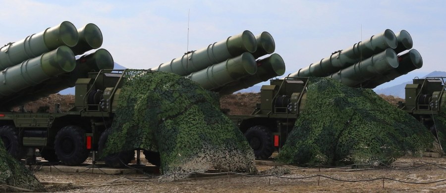 Na Krymie będą rozlokowane dodatkowe systemy przeciwrakietowe S-400 Triumf - oświadczył w sobotę dowódca 4. armii sił powietrznych Rosji gen. Wiktor Siewostianow. Wcześniej podano, że na półwyspie dyżur rozpoczął bojowy pułk rakietowy wyposażony w S-400.