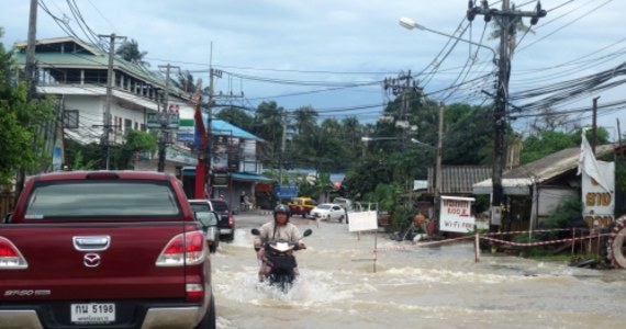 Tajlandia zmaga się z utrzymującymi się od wielu dni, rzadko spotykanymi o tej porze roku intensywnymi opadami i powodziami. Zginęło już ponad 40 osób. Prognozy meteorologiczne przewidują dalsze opady.