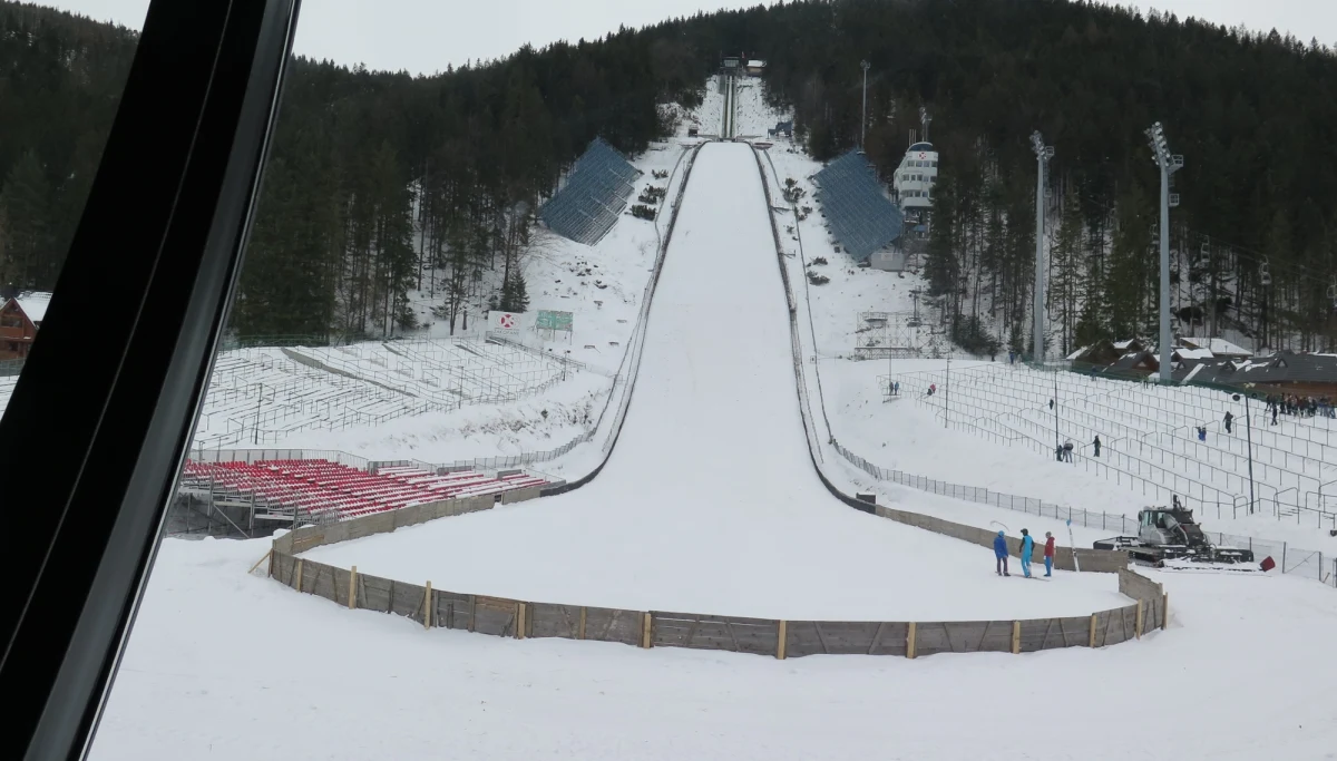 ​Twoje Niesamowite Miejsce w RMF FM to dziś słynna skocznia - Wielka Krokiew w Zakopanem. Ta nazwa powoduje przyspieszone bicie serca u chyba wszystkich kibiców narciarskich, gdyż to właśnie tutaj przeżywali piękne chwile dzięki skokom Stanisława Marusarza, Stanisława Bobaka, Piotra Fijasa, a w ostatnich latach Adama Małysza i Kamila Stocha.