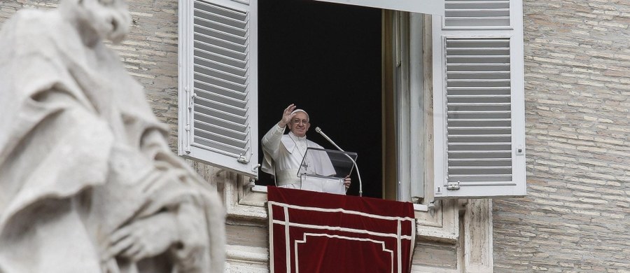 Papież Franciszek przypomniał wiernym, że Bóg w Biblii prosi o to, by pomagać migrantom i cudzoziemcom. W migrantach "obecny jest Jezus; często cierpiący, odrzucony i upokorzony" - mówił papież. 