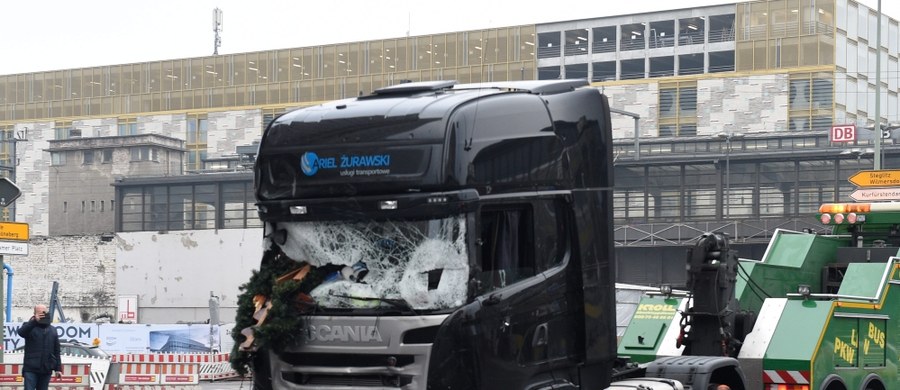 Prawdopodobnie jeszcze w styczniu do Polski trafi ciężarówka użyta podczas zamachu terrorystycznego w Berlinie – dowiedział się reporter RMF FM. Spodziewają się tego prokuratorzy ze Szczecina, którzy prowadzą w tej sprawie śledztwo. Do ataku doszło 19 grudnia. Zginęło 12 osób -  w tym polski kierowca ciężarówki.