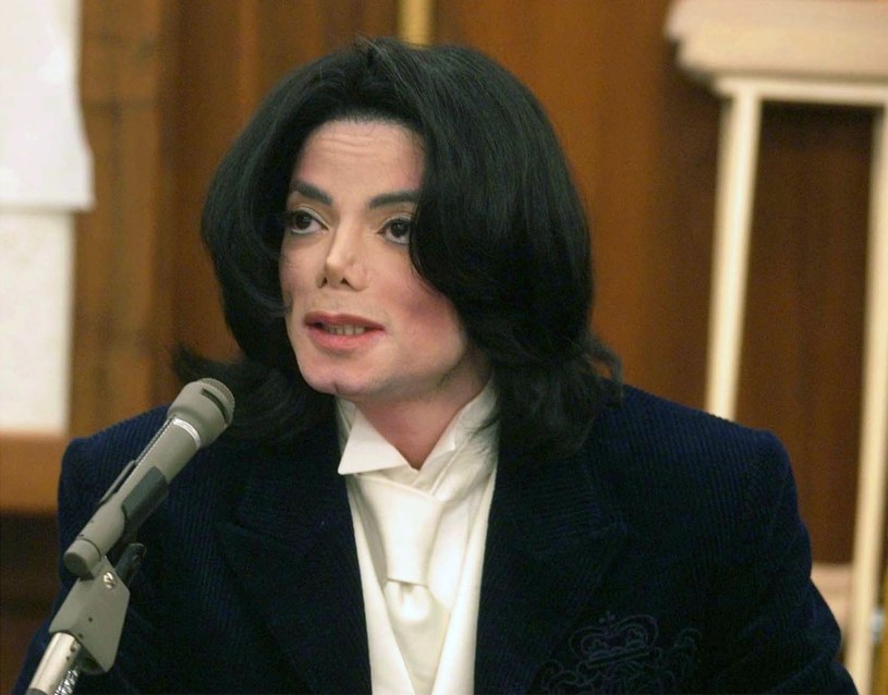 Brytyjska telewizja Sky postanowiła anulować emisję odcinka serialu komediowego "Urban Myth", w którym Michael Jackson został sparodiowany przez Josepha Fiennesa. Decyzję podjęto po ostrej krytyce stacji do której przyłączyła się m.in. Paris Jackson. 