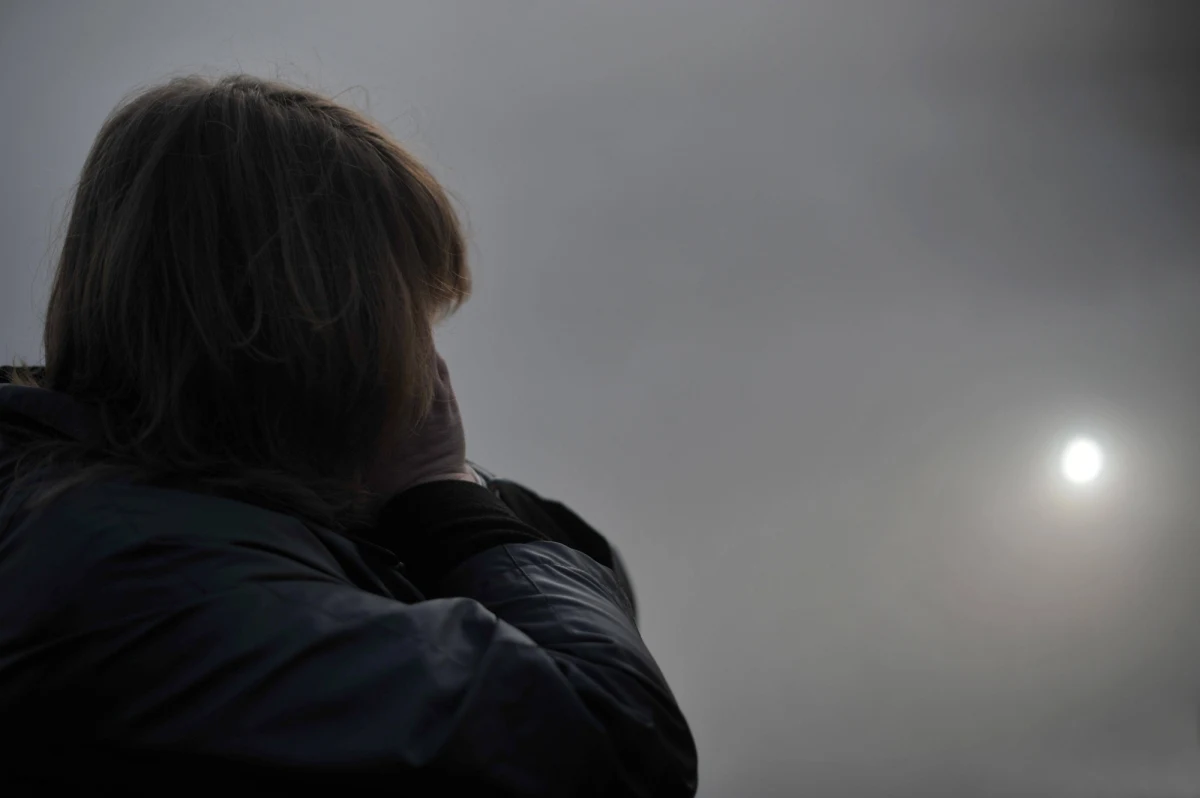 "Blue Monday" to pseudonaukowy termin wprowadzony przez doktora Cliffa Arnalla z Cardiff University, na podstawie specjalnego wzoru matematycznego. Uwzględnił w nim zmienne meteorologiczne (długość dnia, nasłonecznienie), psychologiczne (w tym tendencję do zerwania z postanowieniami noworocznymi) oraz czynnik ekonomiczny (kończy się czas spłaty kredytów zaciągniętych na Święta). Z najnowszych wyliczeń wynika, że tzw. Blue Monday, czyli Przygnębiający Poniedziałek wypada w trzeci poniedziałek pełnego tygodnia stycznia - czyli dziś!