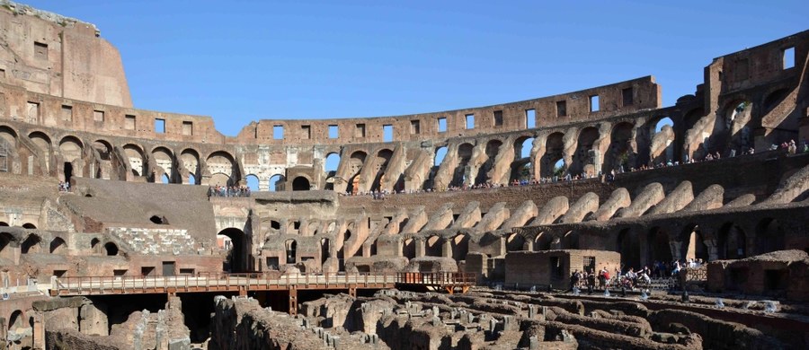 W rzymskim Koloseum konieczne są dodatkowe zabezpieczenia przed wandalami. Taką decyzję podjęto po dwóch nowych incydentach. Na mury amfiteatru wdrapało się dwóch turystów - jeden z nich spadł i jest w ciężkim stanie. Poza tym znów ktoś pomazał historyczne mury.
